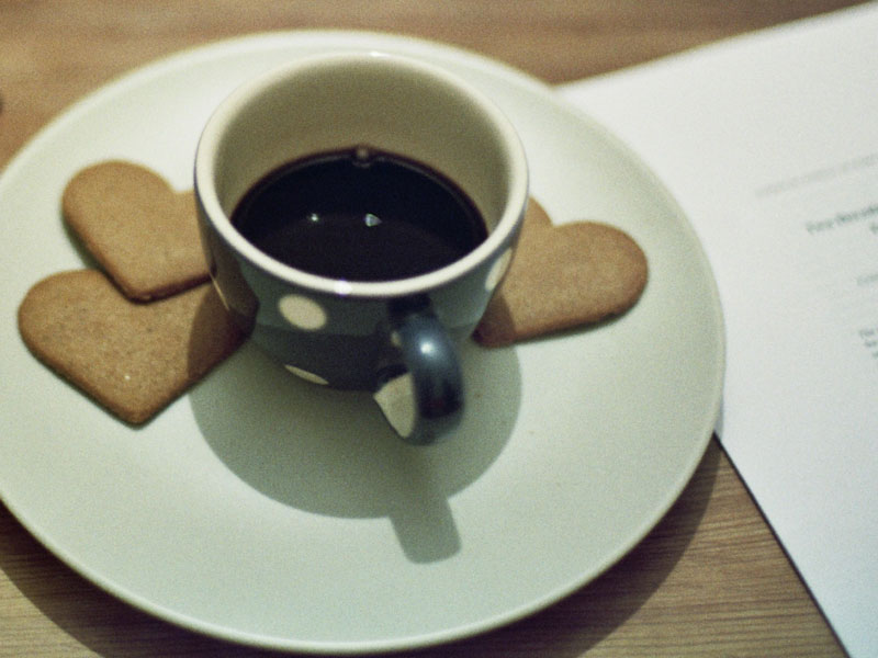 ハート形クッキーとコーヒー