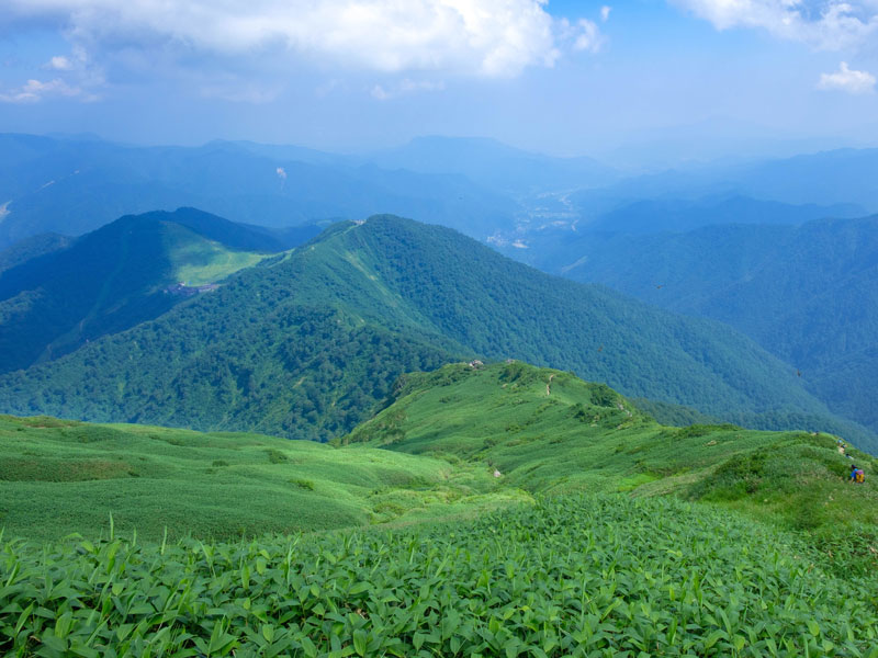 どこまでも続く山尾根
