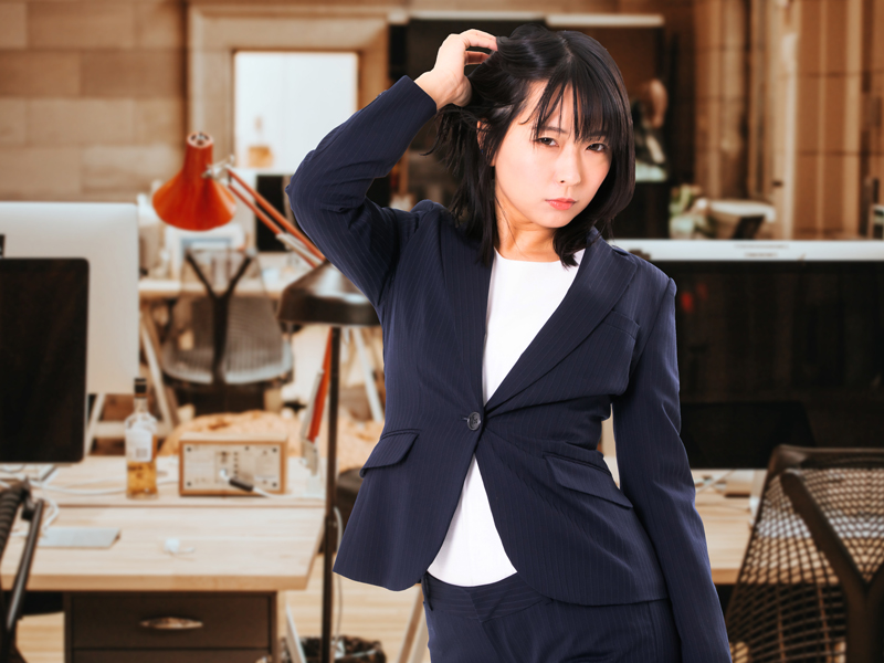 オフィスで悩む女性