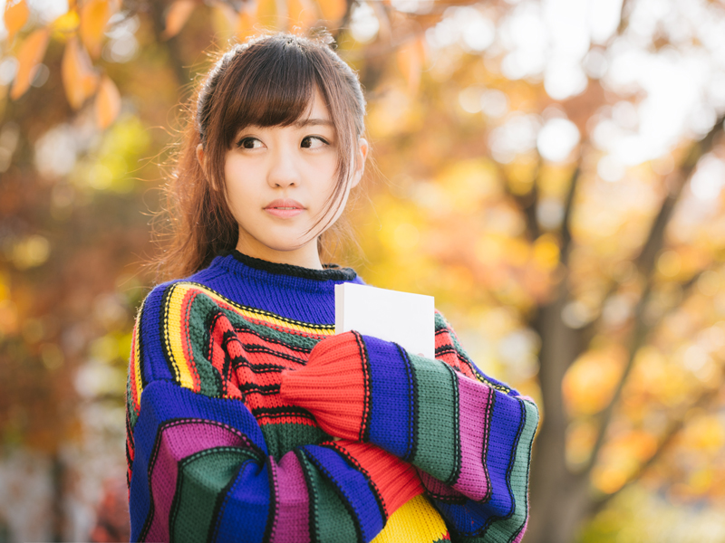 紅葉の中の女性