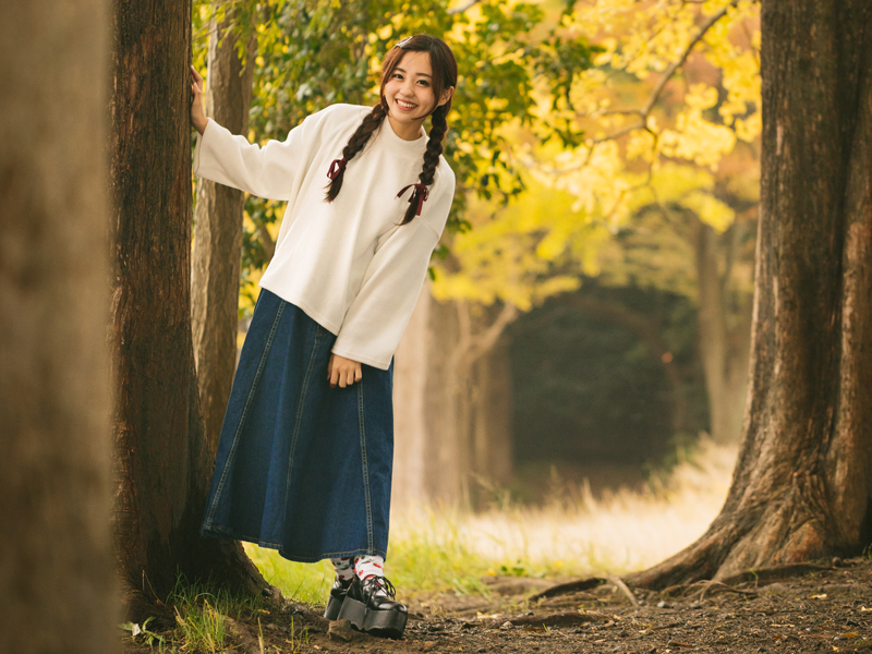 紅葉 三つ編みの女性