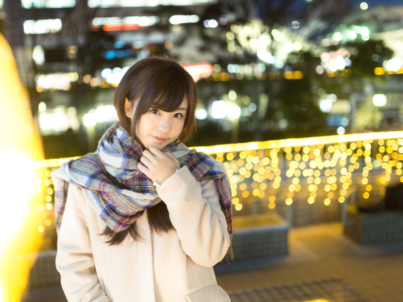 夜のイルミネーションと女性 デート