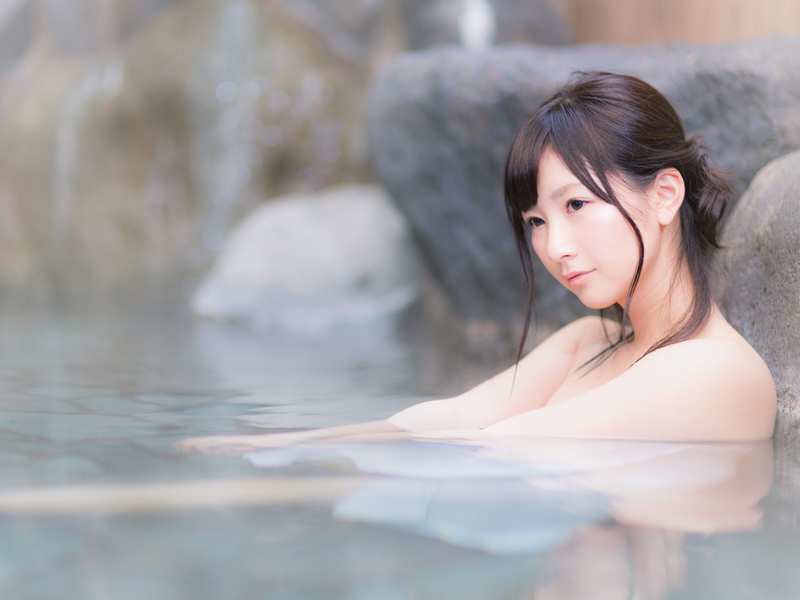 デート先の温泉に入る女性