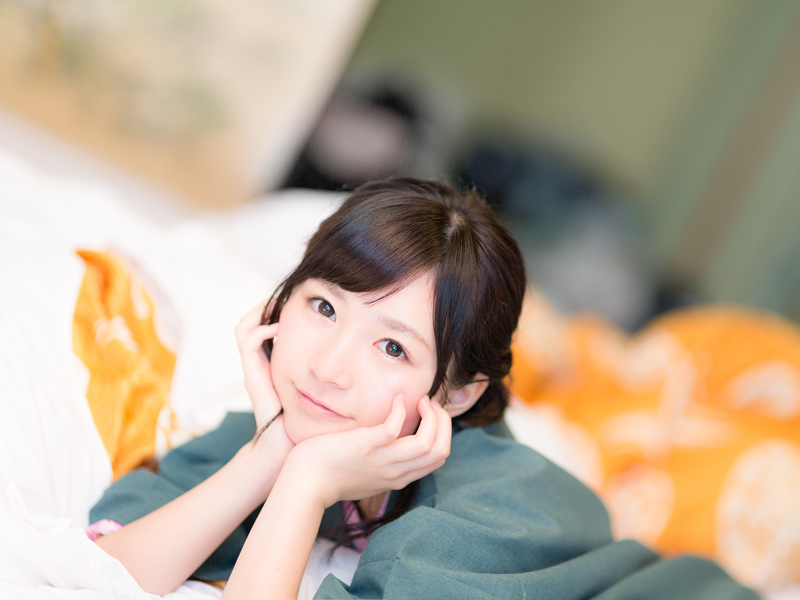 デート先の旅館で浴衣に着替えて、こちらを見つめる女性