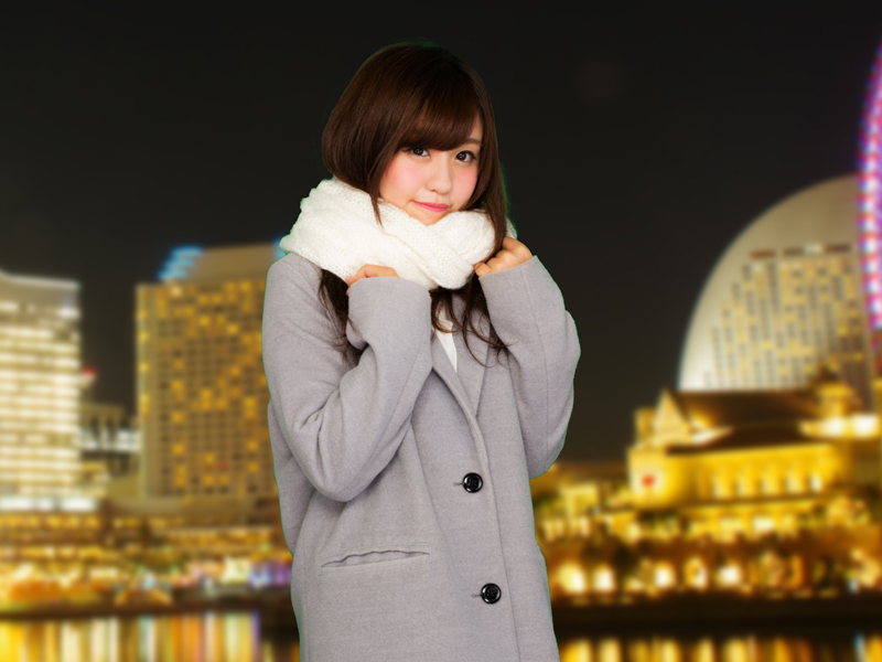 横浜の夜景に立つ女性