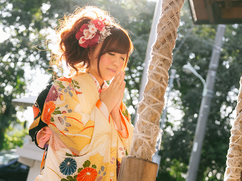 参拝する着物女子