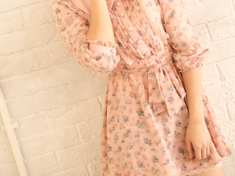 ピンクのワンピースを着た女性