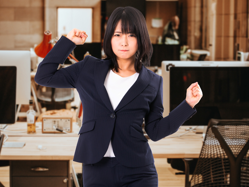 オフィスで悔しがる女性