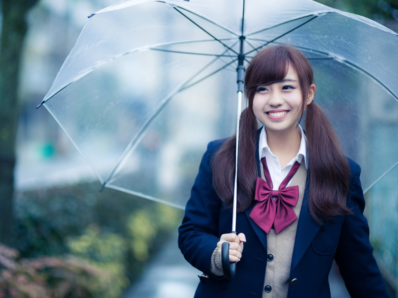 雨の日、傘を差す女性