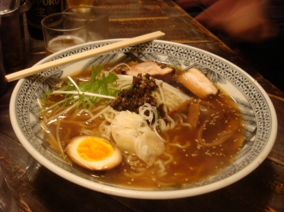 竹炭醤油ラーメン