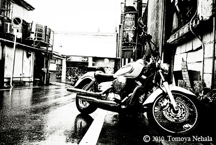 雨の中のバイク