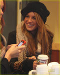 shenae-grimes-starbucks-04.jpg