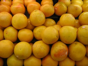 日本の店頭に並ぶ米国産のグレープフルーツ。
