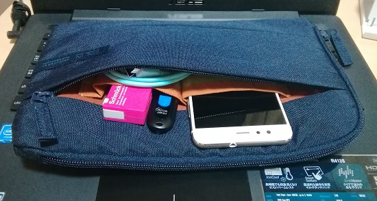 小物類も収まるタブレット用バッグ
