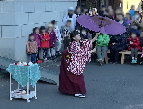 太神楽の曲芸　傘まわし