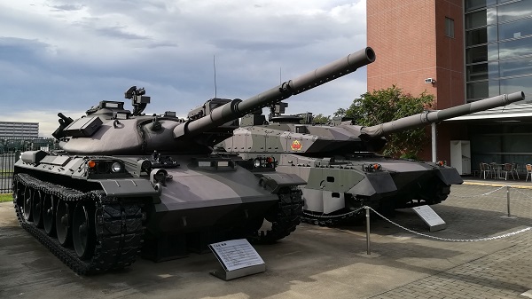 74式戦車と10式戦車
