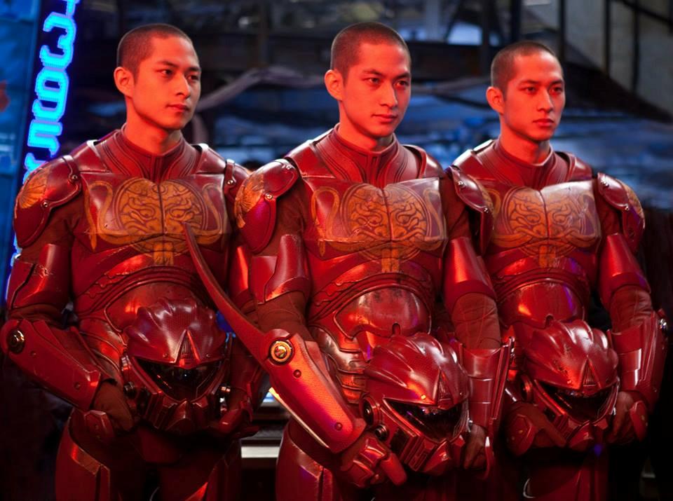 中国製イェーガー「クリムゾン・タイフーン」は腕が3本あるのでパイロットは三つ子 タン兄弟