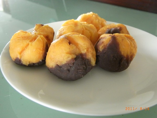 さつまいもの茶巾（黒いのはこしあんです）