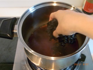 煮汁にのりを入れます