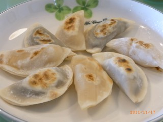 黒っぽいのがあんこ、白っぽいのはりんご入りです