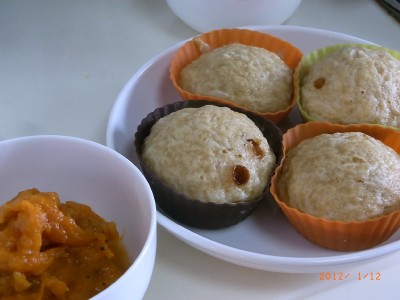 蒸しパン表面の黒いクレーターみたいなのは、红糖が固まっていた部分です。わざと残しました