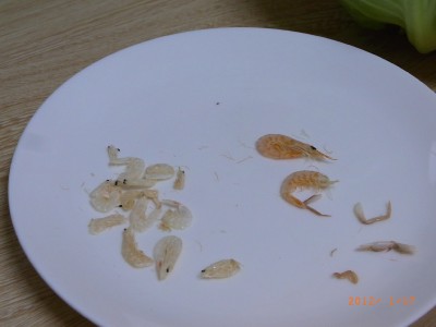 左側が虾皮、右側は取り除いた足とか