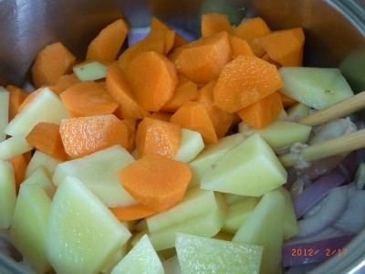 水が少なめに見えますが、たまねぎから水がでるので大丈夫