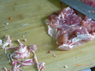 包丁の先で筋をこするようにとると楽ですよ