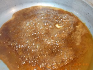 いい色になってきます。ここからは火をとめて余熱で作ります