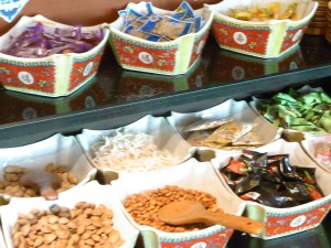 お菓子もセルフサービスで取り放題です