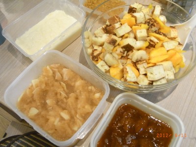 写真手前から時計周りにアンズジャム、りんごソース、カスタード、桂花シロップです