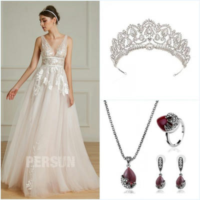 robe de mariée col en V et bijoux