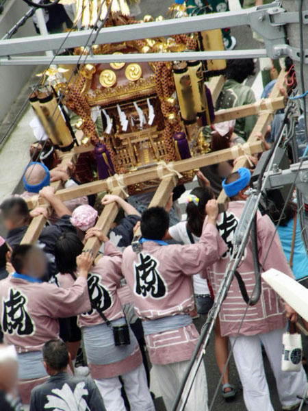 お神輿通過