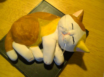 寝転び三毛こねねこ