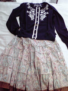 カーディガンとスカート