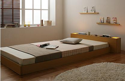 ☆開放的な空間を生み出すフロアタイプ。高さを抑えたデザインは、圧迫感をあまり感じさせず、お部屋に広々とした印象を与えます。狭いワンルームでもベッドが欲しい時にはフロアタイプがお勧めです。☆ツインライトで心癒させる日々ヘッドフレームには、天井を照らすようにツインライトが付いています。モダンな空間にふっと癒される灯りをプラスして、落ち着ける雰囲気に。