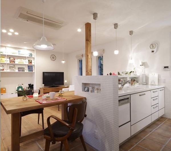 LD側からキッチンの生活感が見えないように高めのキッチンカウンターをつくり、その内側には調味料置き場を造作。IHクッキングヒーターやエコキュートを採用してオール電化に。