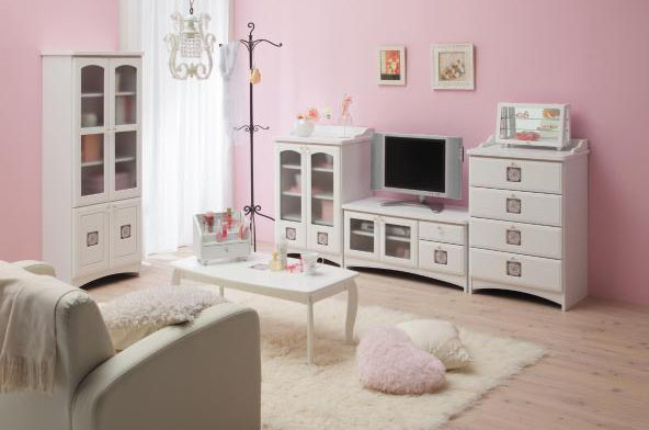 レース模様を焼き付けた陶製タイルを採用。カットガラス風のクリアな取っ手がかわいらしさを表現。やわらかな曲線がエレガントな姫系ホワイトインテリア空間を演出。柔らかな曲線がエレガントなリビングファニチャー。アクセントのオリジナル・陶製タイル、クリスタル調の取っ手など、細部のこだわりがさらにインテリアスタイルを引き立てています。小物やファブリックとのインテリア実例で、可愛らしさをアピールするプリンセススタイルから、落ち着きのあるヨーロピアンクラシックスタイルまで幅広く表現することができます。