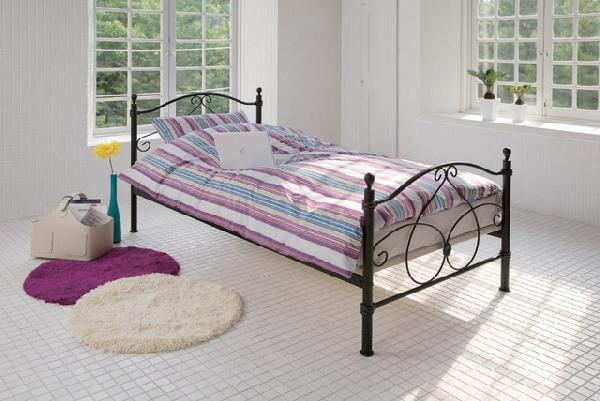 シェーンベッドに色違いのブラックタイプが登場！ロマンティックなフォルムながら甘すぎない大人の雰囲気。レディのためのエレガントなデザインベッドです。ヨーロピアンな雰囲気が素敵なこちらのカラーは、はっとするような艶やかなファブリックにもマッチする大人仕様。ロマンティックなベッドはお部屋に合わない・・と思っていた方もチャレンジしやすいカラーです。