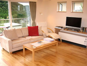 シンプルなスタイルの家に合ったインテリア家具を選んだので調和がとれました。ベッドの寝心地が最高！デザイナーズハウスのような素敵なナチュラルな新築のお宅に、格好良くインテリアコーディネートして頂いてありがとうございます。SimpleStyleのインテリア家具達がグッと素敵になって、私達まで誇らしい気持ちでいっぱいです！これからの新しい生活でいっぱい可愛がって下さいね！家の一番中心で、家族がそれぞれ好きなことをしながらおしゃべりをしたり、お友達を呼んで楽しんだり、たまにはひとりでゆったり映画を見たり、そんな何気ない場面には家族全員のお気に入りのインテリアソファがあるといい。