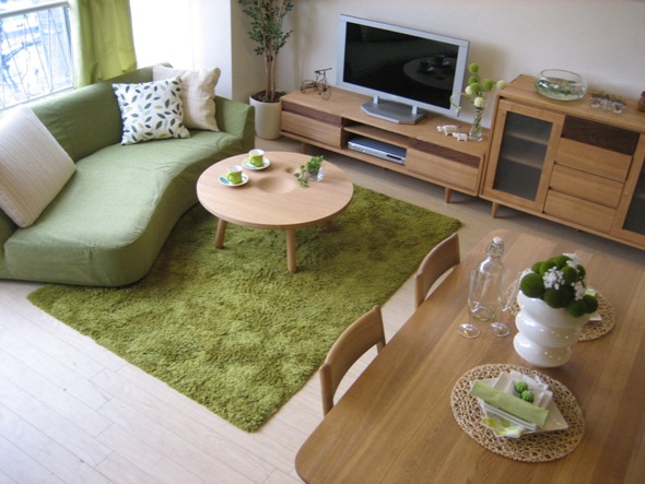 人気シリーズ「Pocket」のテレビボードを中心としたナチュラルインテリアコーディネートしたイメージを写真撮りをしました！実際に部屋に置いた感じがつかめやすくなると思います。インテリア写真はライトグリーン系のファブリック、カーテン、ラグ、小物で統一感を出したイメージとブラウン系のソファ、チェア、ラグでインテリアコーディネートしたイメージを撮影しました！ナチュラルカラーの家具にさわやかなライトグリーンと木のぬくもりを感じて頂けるブラウン色のインテリアを組み合わせしております。ナチュラルインテリアのご参考にしていただければと思います。