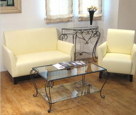 体にフィットしてくれるソファです。2Pサイズでも全体幅は120cmとコンパクトでありつつ、内寸幅は90cmあり、2人掛けとしても十分お使い頂ける姫系インテリアソファです。座面・背面共にウレタンがしっかり入っており、座り心地はやや硬めで沈み込みが少なく長時間座っていても疲れにくい姫系ソファです。背もたれ部分もある程度高さがあり、背中をしっかりカバーしてくれ、緩やかに斜め後ろになっていますので自然な体勢でもたれる事が出来ます。インテリアソファデザインを引き締めるポイントとして、アーム部分正面・背もたれ側面には姫系ステッチを入れ、アイボリー1色の単調になりがちなインテリアデザインをしっかり引き締め上質な仕上がりになっています。脚はダークブラウンカラーの天然木で、内側部分が斜めにカットされた角脚。