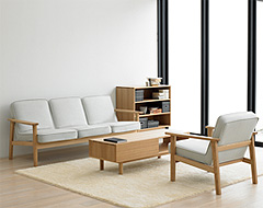 家に帰ったら、いちばんにからだを預けたくなるような場所であること。そんな毎日のくつろぎの中心になるソファをつくりたい。さまざまなくつろぎのかたちがそろう、無印良品のソファです。素材とフォルムにこだわった、永く使えるソファです。