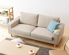 ソファ：コンパクトに収まるスリムアーム、ウレタンクッションを基本に、２シーター・２．５シーターには、ワンランク上のワイドアーム、羽根ポケットコイルクッションもご用意しました。　安定性のハの字の脚部に、天板はエッジ部分にも厚手の木材を張った耐久性のあるインテリアテーブルです。座面が低く、くつろいで座れる一人がけのインテリアチェアです。リビングだけでなく、書斎や寝室のインテリアにもお使いいただけます。 無印良品の「良品」には、買う人にとってちょうど良い値段であるという意味も含まれています。ものをつくる上で、毎日の暮らしに役立つか、無駄なものはないか、よけいなコストがかかっていないかを常に点検し、価格の見直しや低価格設定を実現。自信を持っておすすめできる「良い値」を追求しています。無印良品の変わらない基本です。