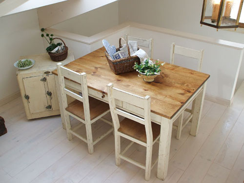 アンティーク雑貨などとも相性がよく、新しいのにずっとそこにあったような…。木の質感を大切にするため、一般的に使用されているウレタン塗装などのコーティングをせず、すべてオイルフィニッシュ（天然植物性100）で自然に仕上げています。そのため長く使えば使う程、いい風合いがでてきます。手に触れたり、日に焼けたり、その人の使い方によってインテリア家具も一緒に歳をとり、いいアメ色に変わり艶もでてきます。また、天然の無垢材（ポンデロッサパイン）はひとつひとつ木目や色調が違うので表情や風合いもさまざまです。それは決して人工的に出せるインテリアの風合いではありません。その風合いを大切に、そしてひとりでも多くの方の毎日が愛着あるインテリア家具によってより充実しますように… そんな願いをこめてお届けします。