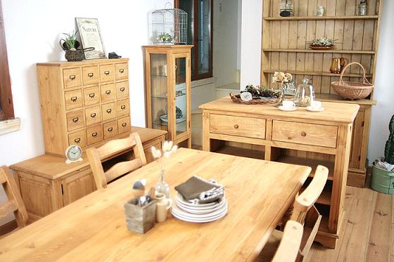 家族にやさしい家具選び♪自然塗料オスモで仕上げたカントリーインテリアファニチャー。上質のパイン無垢材で作られた人気のインテリアアイテムです。パイン無垢材の優しい手触り。上品なくり脚が特徴のインテリアダイニングテーブル。収納にも便利な引出しが前後に2つ付いています♪ やさしさいっぱいのインテリアです。シェルフやチェストの上や机の上に置いて小物の収納にピッタリのサイズ。１６個の引出しが並んだ収納ボックスでパイン無垢材を自然塗装した、カントリーインテリアデザイン。お部屋の小物整理にもお店の商品の収納にもピッタリ♪