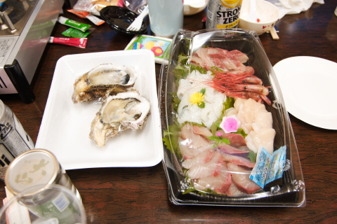 みんなの店 由良店　刺し盛り合わせ。日本海の岩牡蠣付き。イェ～イ