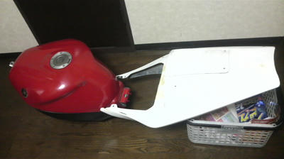 補修用タンクとシートカウル