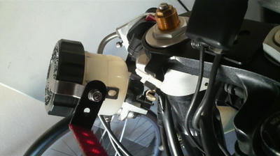 Fブレーキリザーバー