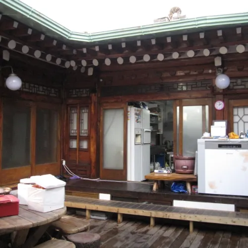 中に入ると昔ながらの韓屋